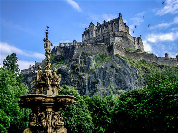 酒店出发—爱丁堡（花少足迹）—爱丁堡城堡—爱丁堡自由行—阿尼克城堡