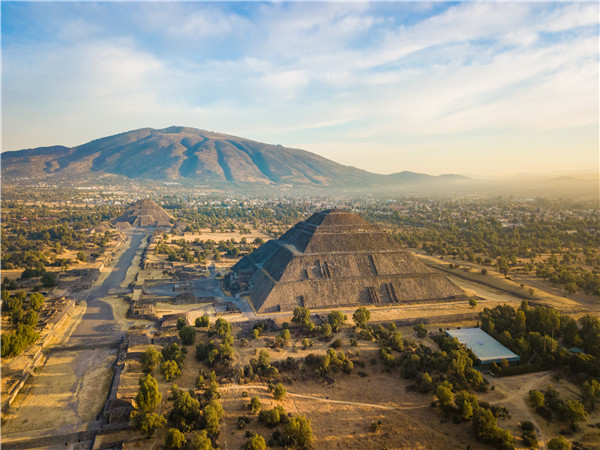 特奥蒂瓦坎(Teotihuacan)-日月金字塔(Piramide del Sol/Luna)-死亡大道(Calz de los Muertos)-瓜达卢佩圣母大教堂(Basilica De Guadalupe)-宪法广场城市游-龙舌兰酒博物馆
